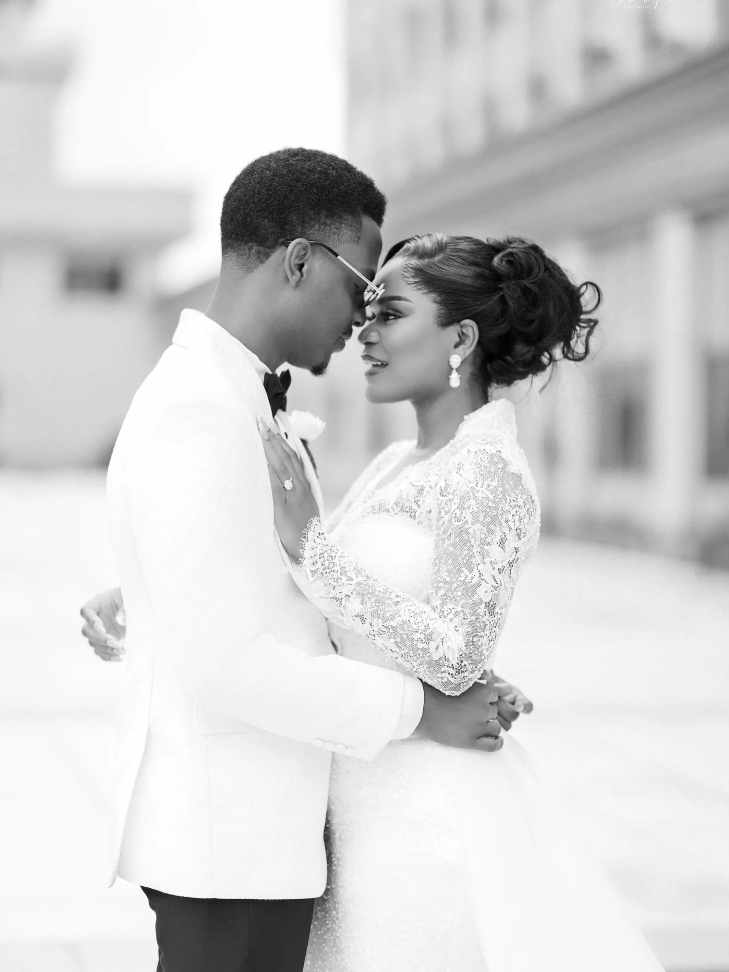 Black and white portrait of the couple forehead to forehead