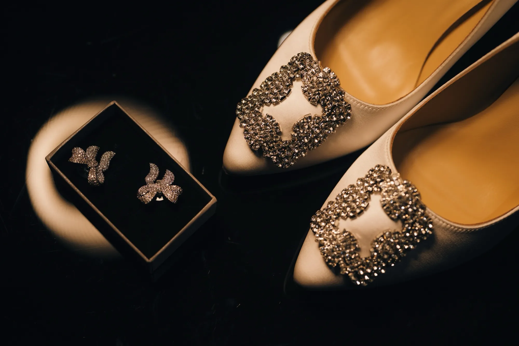 Crystal-buckle bridal shoes and cufflinks