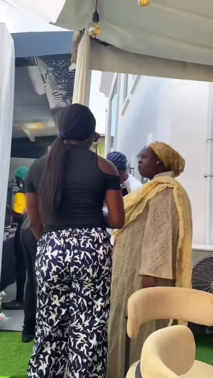 Didi walking a client through the venue